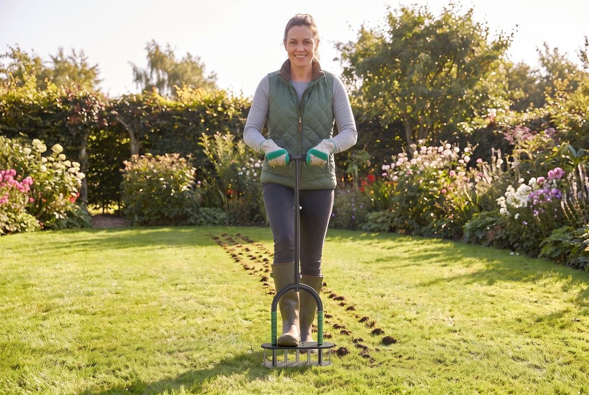 Manual lawn aerator